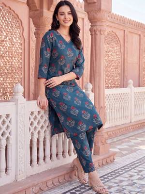 Women Floral Printed Cotton Kurta with Trousers 5