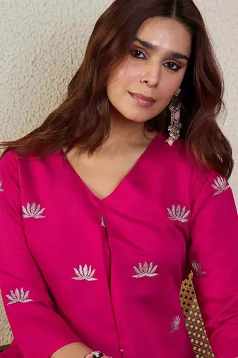 Women Ethnic Motifs Embroidered V-Neck Thread Work A-Line Kurta with Trousers