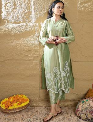 Women Floral Embroidered Thread Work Republic Day Kurta with Trousers 1