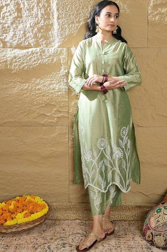 Women Floral Embroidered Thread Work Republic Day Kurta with Trousers