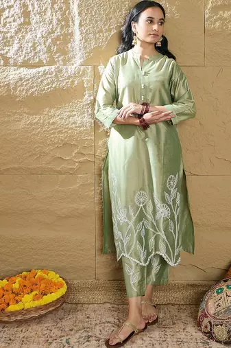 Women Floral Embroidered Thread Work Republic Day Kurta with Trousers