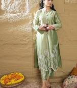 Women Floral Embroidered Thread Work Republic Day Kurta with Trousers