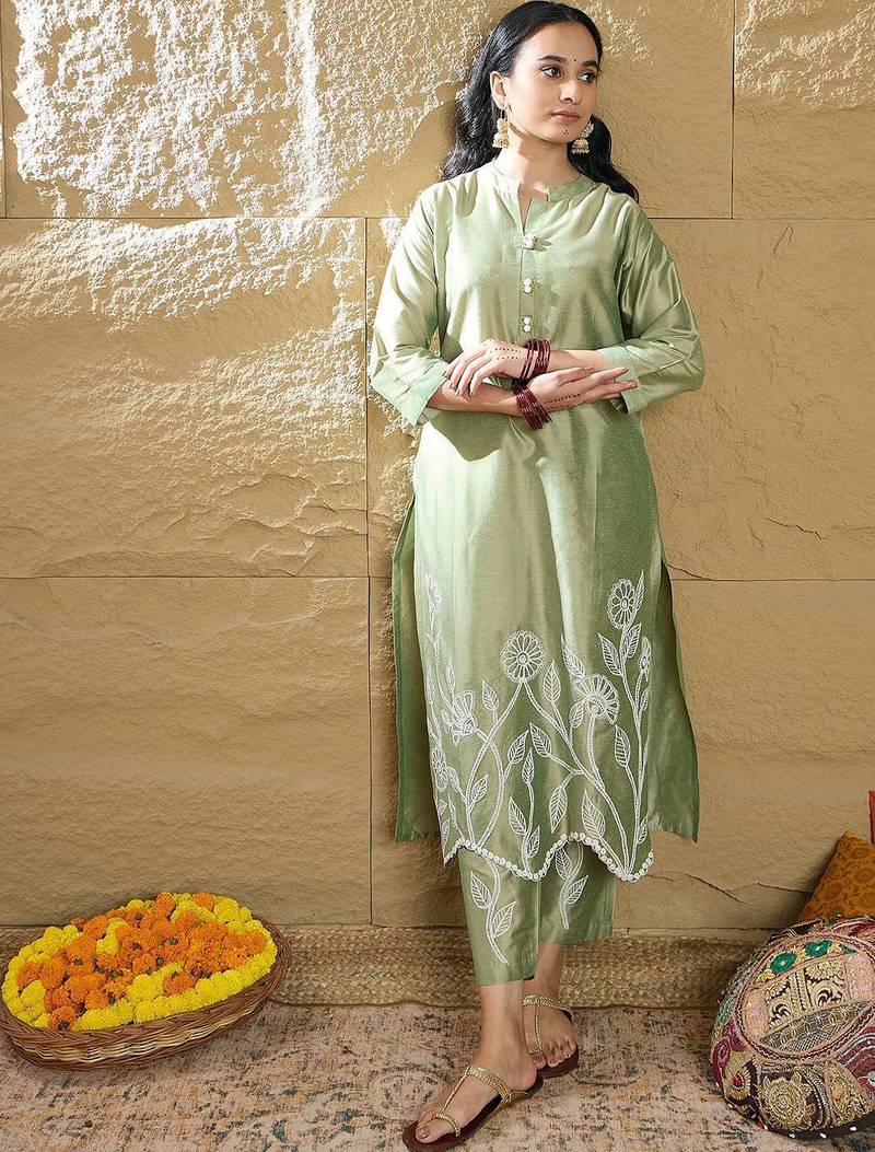 Women Floral Embroidered Thread Work Republic Day Kurta with Trousers