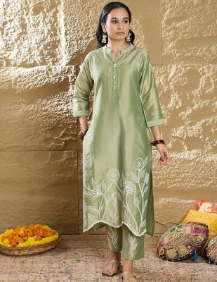 Women Floral Embroidered Thread Work Republic Day Kurta with Trousers 4