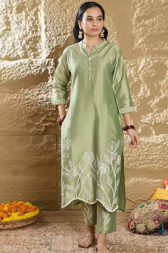 Women Floral Embroidered Thread Work Republic Day Kurta with Trousers