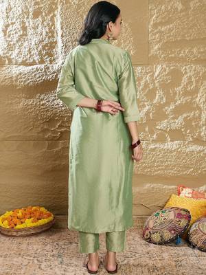 Women Floral Embroidered Thread Work Republic Day Kurta with Trousers 5