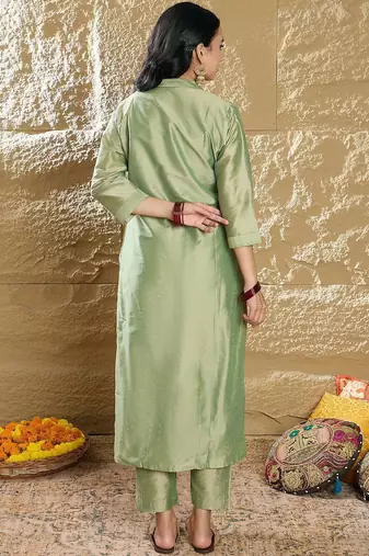 Women Floral Embroidered Thread Work Republic Day Kurta with Trousers