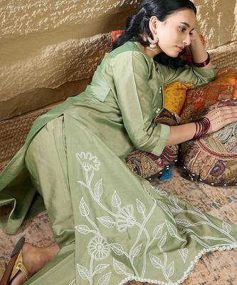 Women Floral Embroidered Thread Work Republic Day Kurta with Trousers 6