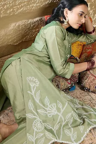 Women Floral Embroidered Thread Work Republic Day Kurta with Trousers