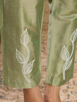 Women Floral Embroidered Thread Work Republic Day Kurta with Trousers 7