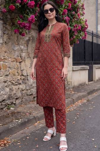 Women Ethnic Motifs Printed Thread Work Cotton Kurta with Trousers