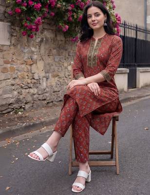 Women Ethnic Motifs Printed Thread Work Cotton Kurta with Trousers 5