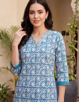 Women Floral Printed Thread Work Cotton Kurta with Trousers 2
