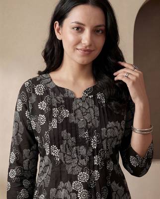 Women Floral Printed Cotton Kurta with Trousers 2