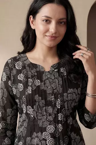 Women Floral Printed Cotton Kurta with Trousers