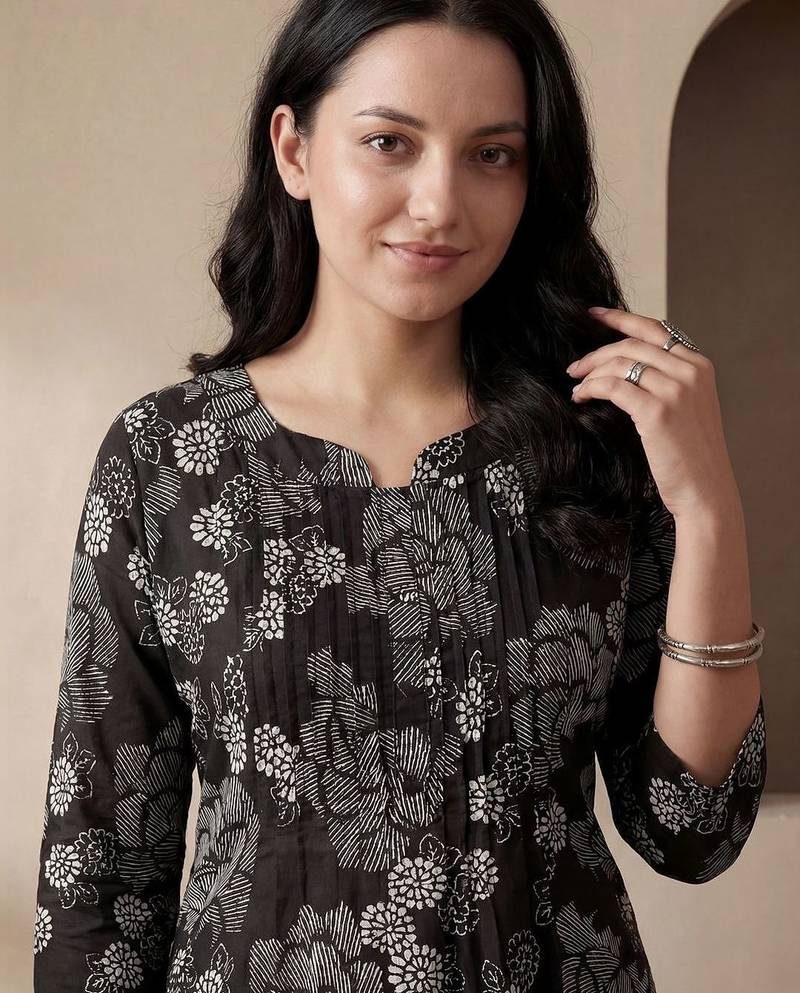 Women Floral Printed Cotton Kurta with Trousers