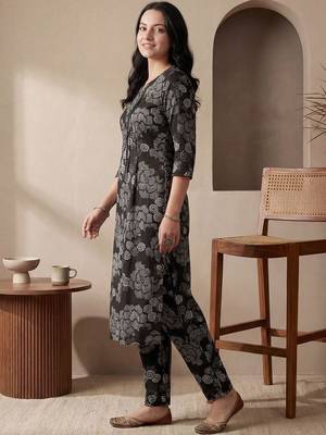 Women Floral Printed Cotton Kurta with Trousers 3