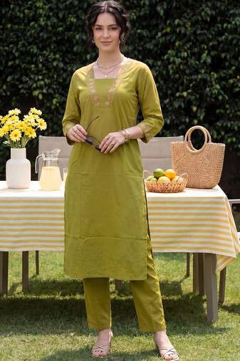 Women Ethnic Motifs Embroidered Thread Work Cotton Kurta with Trousers