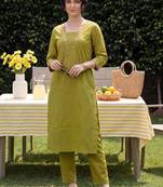 Women Ethnic Motifs Embroidered Thread Work Cotton Kurta with Trousers