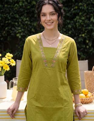 Women Ethnic Motifs Embroidered Thread Work Cotton Kurta with Trousers 2