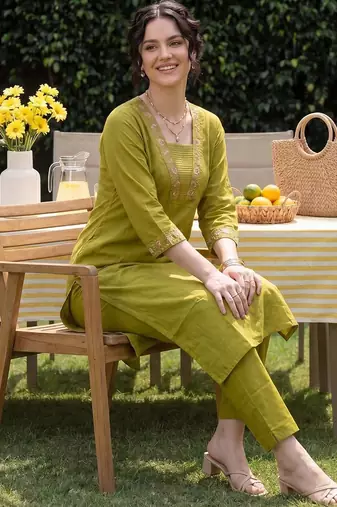 Women Ethnic Motifs Embroidered Thread Work Cotton Kurta with Trousers