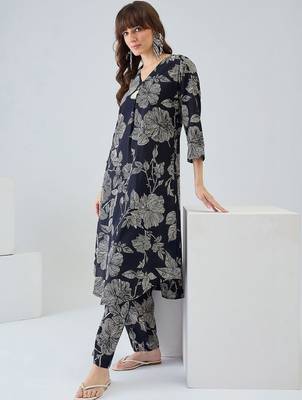 Women Floral Printed Cotton Kurta with Trousers 1