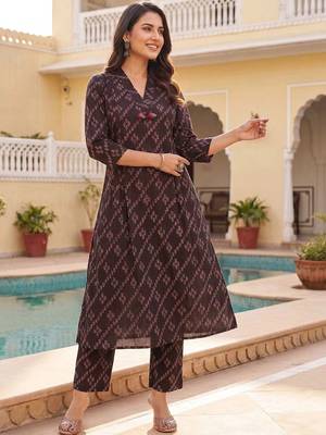 Women Ethnic Motifs Printed Cotton Kurta with Trousers 1