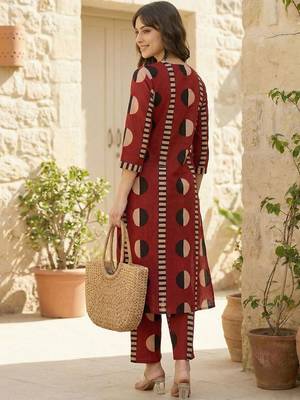 Women Printed Cotton Kurta with Trousers 3