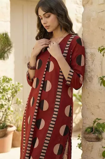 Women Printed Cotton Kurta with Trousers