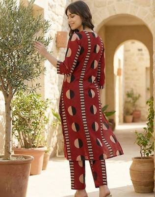 Women Printed Cotton Kurta with Trousers 5