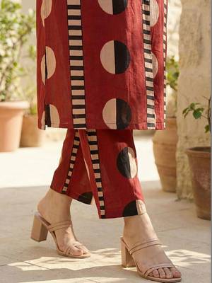 Women Printed Cotton Kurta with Trousers 7