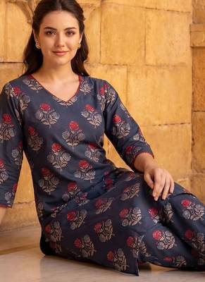 Women Floral Printed Cotton Kurta with Trousers 5