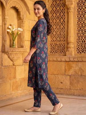 Women Floral Printed Cotton Kurta with Trousers 6