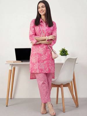 Women Floral Printed Cotton Kurta with Trousers 1