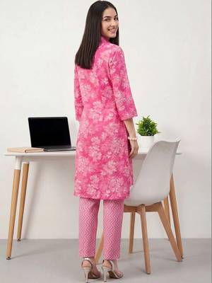 Women Floral Printed Cotton Kurta with Trousers 4