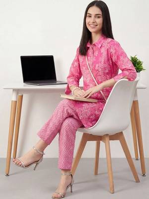 Women Floral Printed Cotton Kurta with Trousers 5