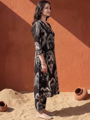 Women Printed Cotton Kurta with Trousers 5
