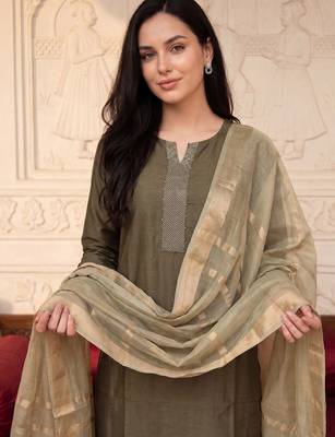 Women Ethnic Motifs Embroidered Thread Work Kurta with Trousers & With Dupatta 2