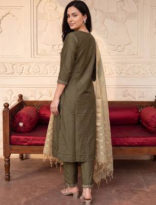 Women Ethnic Motifs Embroidered Thread Work Kurta with Trousers & With Dupatta 4