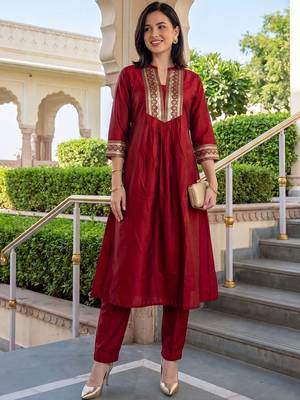 Women Ethnic Motifs Embroidered Empire Thread Work Liva Kurta with Trousers 1
