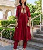 Women Ethnic Motifs Embroidered Empire Thread Work Liva Kurta with Trousers