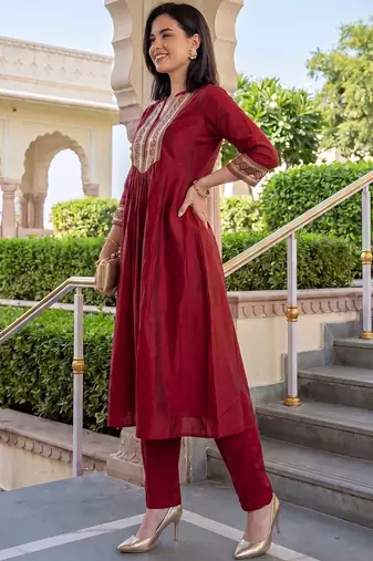 Women Ethnic Motifs Embroidered Empire Thread Work Liva Kurta with Trousers