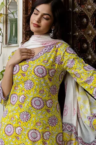 Women Floral Printed Cotton Kurta with Trousers & With Dupatta