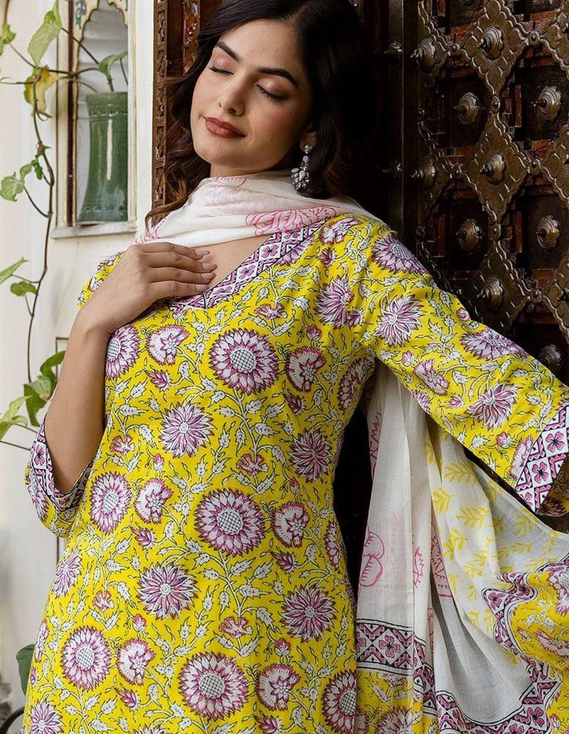 Women Floral Printed Cotton Kurta with Trousers & With Dupatta
