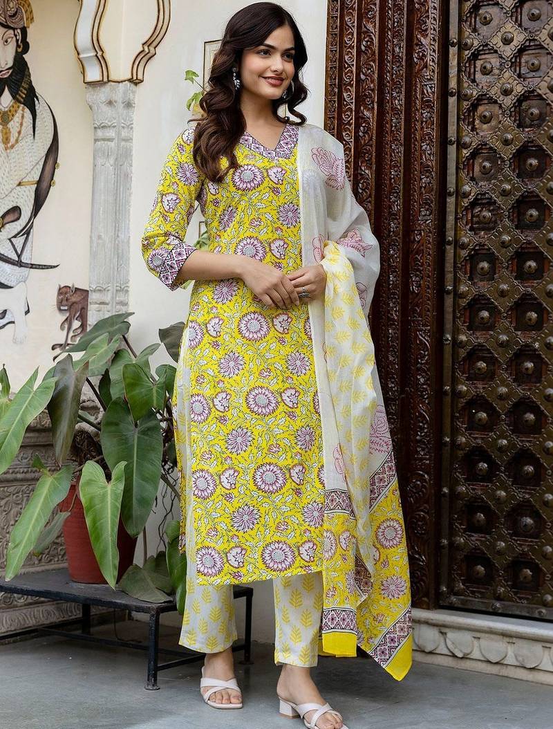 Women Floral Printed Cotton Kurta with Trousers & With Dupatta