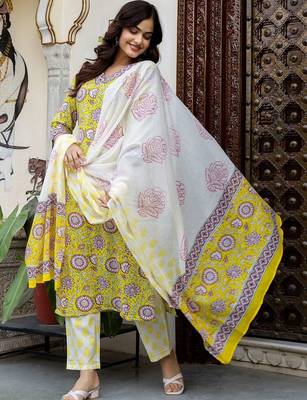 Women Floral Printed Cotton Kurta with Trousers & With Dupatta 4