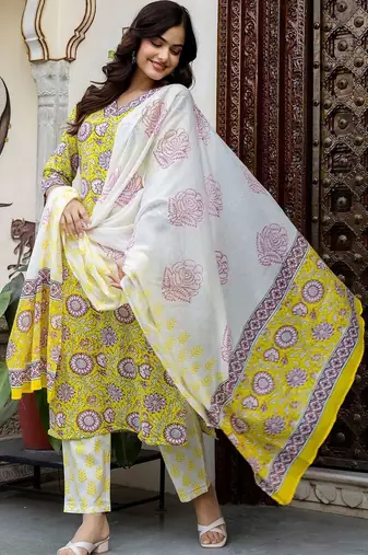 Women Floral Printed Cotton Kurta with Trousers & With Dupatta