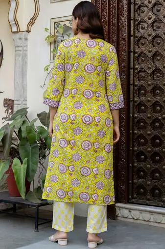 Women Floral Printed Cotton Kurta with Trousers & With Dupatta