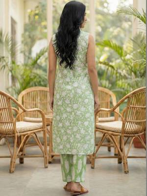 Women Floral Printed Cotton Kurta with Trousers & With Dupatta 3