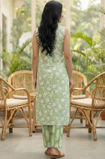 Women Floral Printed Cotton Kurta with Trousers & With Dupatta